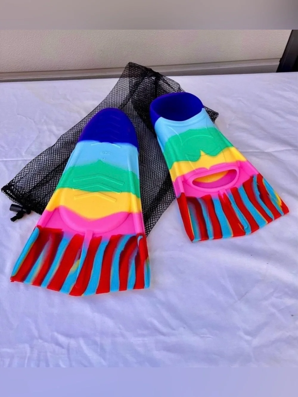 Kids Swim Fins, Comfortable Silicone Flippers for Swimming and Diving, Size Suit